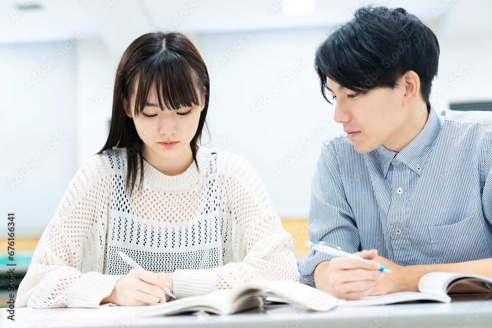 個別指導を受ける高校生 個別指導を受ける高校生