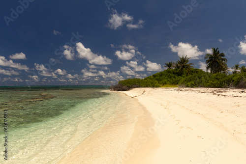 Fototapeta Naklejka Na Ścianę i Meble -  white sand beach in beautiful island, san andres colombia 