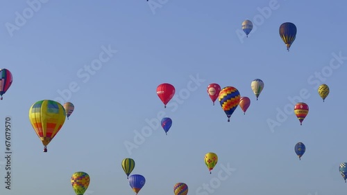 空に浮かぶ熱気球 バルーン photo