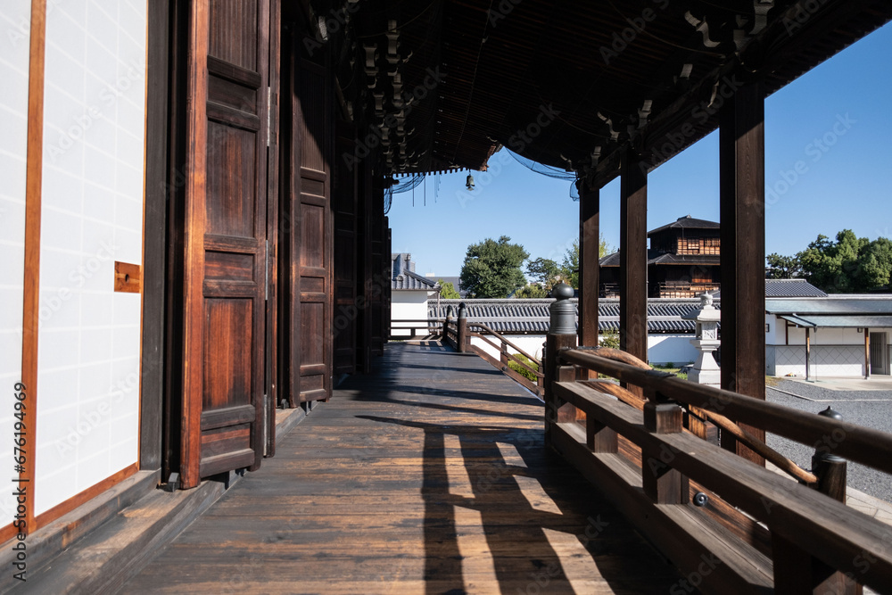 Fototapeta premium 興正寺，京都，寺， 日本の建築物，木造，伝統, 日本の文化，建築,，アジア，仏塔,，古代， 旅行，日本,，伝統，歴史