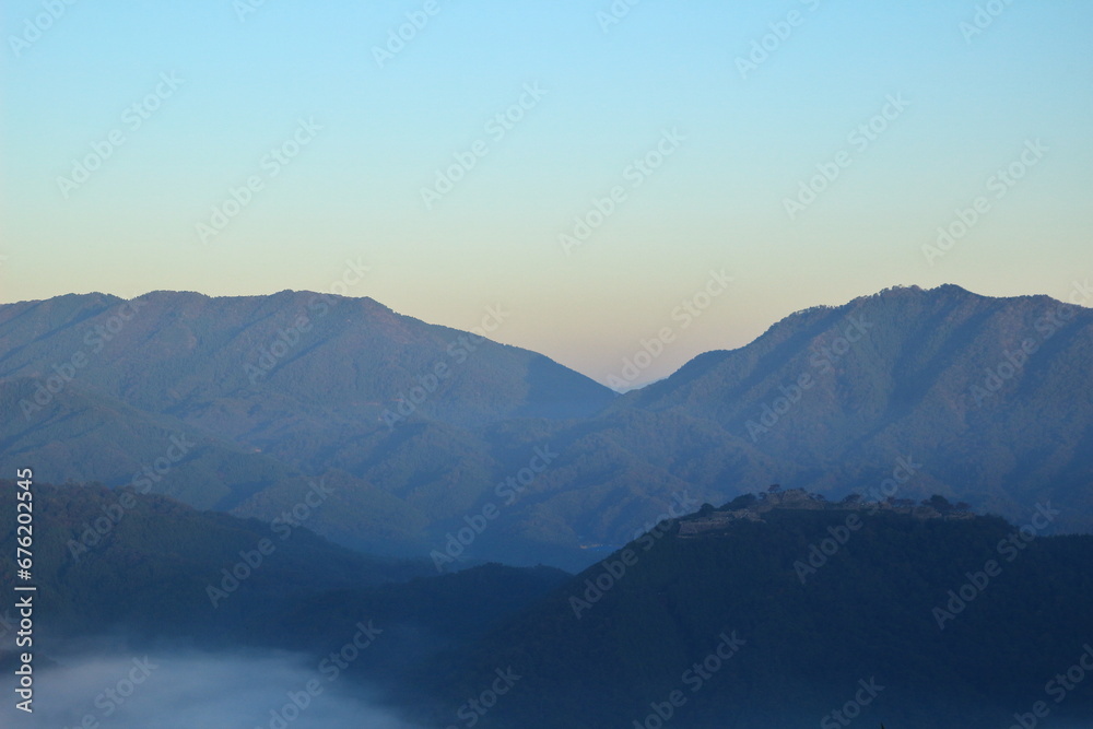 夜明け前の竹田城とその周辺の風景 夜明け前の竹田城とその周辺の風景