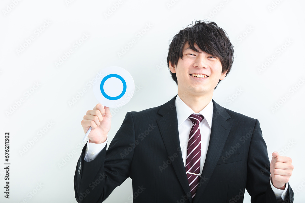 マルのプレートを持つ男性 マルのプレートを持つ男性