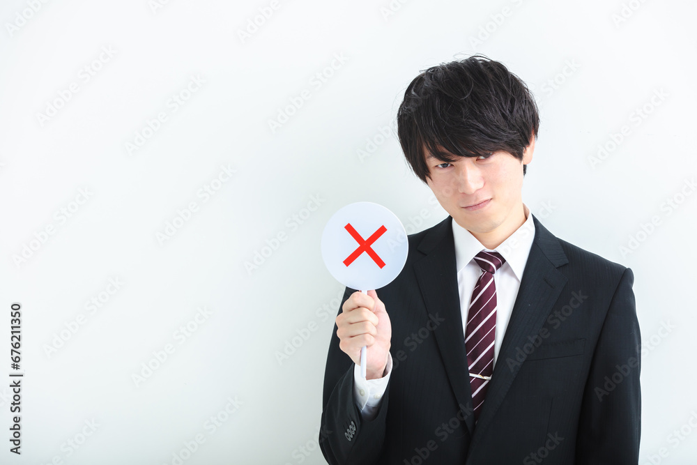 バツのプレートを持つ男性 NG バツのプレートを持つ男性 NG