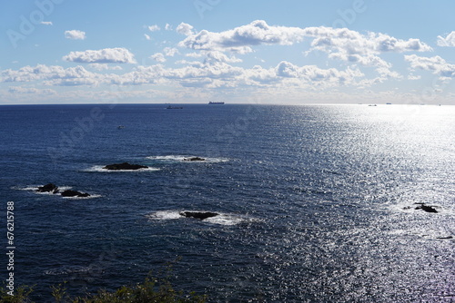 【伊勢志摩】日光が差し込み輝く海面と丸い水平線