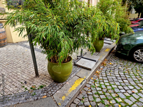 Fotografie there is on-street parking with a paved stone courtyard