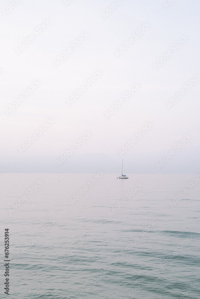 Segelboot in der Dämmerung auf dem Gardasee