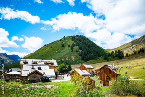 Cuadro en lienzo Wooden chalets nestled in idyllic mountain landscape.