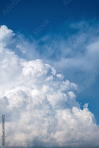 nice clouds over blue sky © Maksim Shebeko