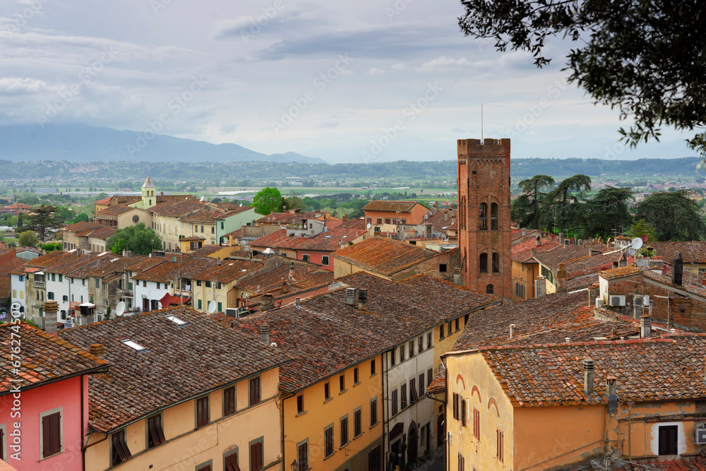 Vue panoramique surplombant le village deMontopoli in Val d'Arno
