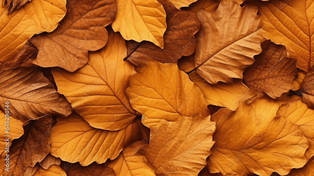 Dichtes, nahtloses Muster aus Herbstblättern in warmen Braun- und Orangetönen, ideal für saisonale Designs Dichtes, nahtloses Muster aus Herbstblättern in warmen Braun- und Orangetönen, ideal für saisonale Designs