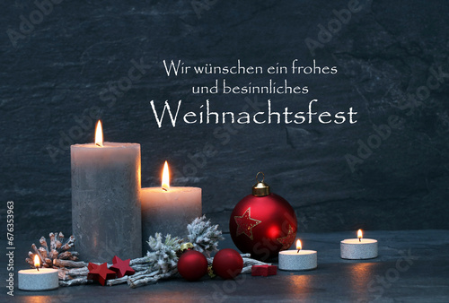 Weihnachtskarte: Brennende Kerzen und Weihnachtsdekoration mit dem Text wir wünschen ein besinnliches Weihnachtsfest.  photo