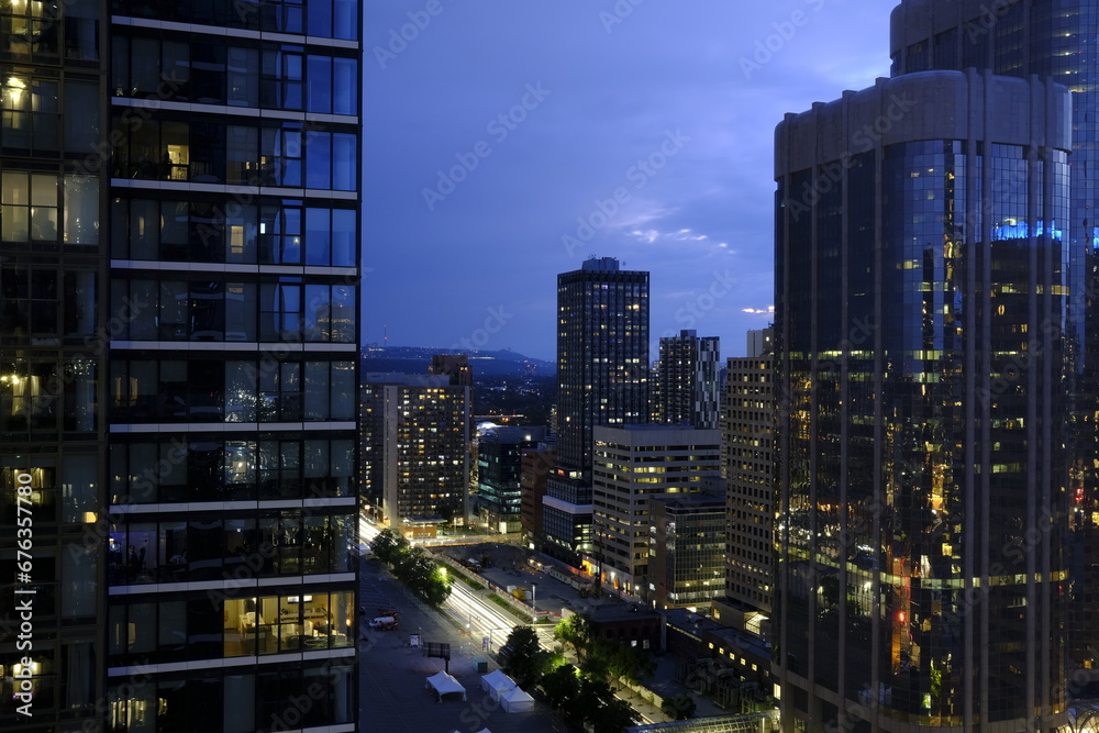 Vue aérienne du centre-ville de Calgary la nuit, Alberta, Canada Vue aérienne du centre-ville de Calgary la nuit, Alberta, Canada