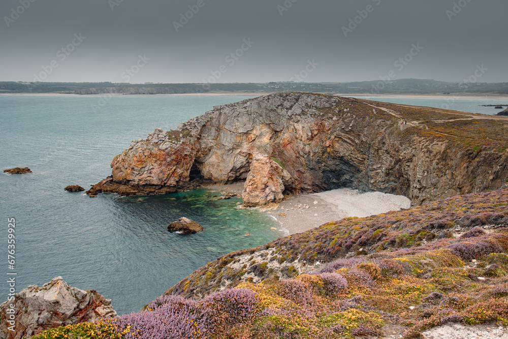 Fototapeta premium Hiking on the cliffs of Crozon. 