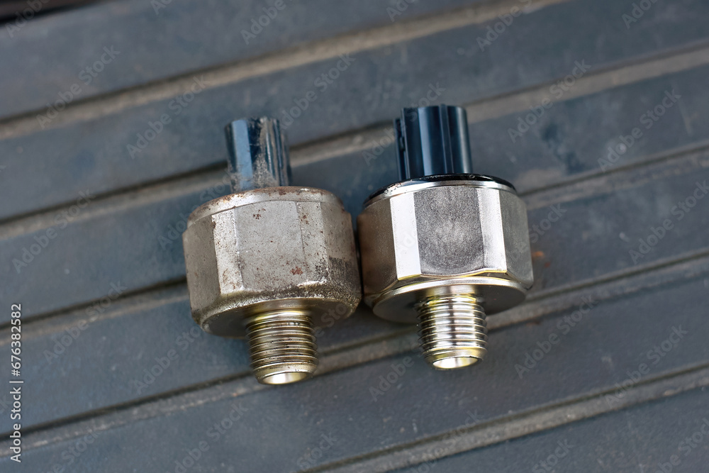 Foto de Replacing broken engine knock sensor, engine detonation. Knock