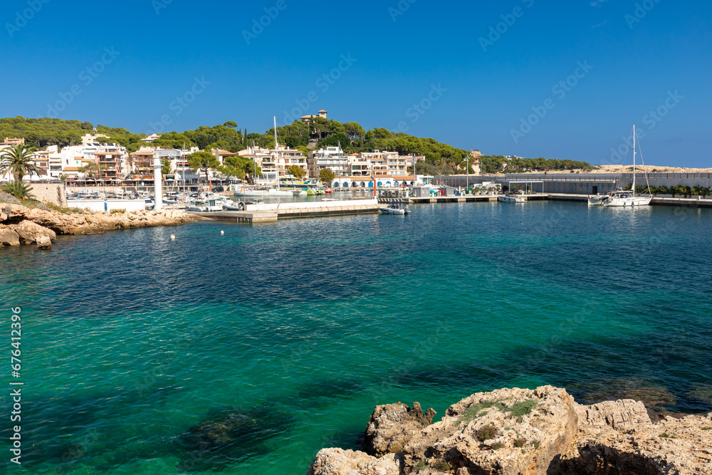 Blick auf den Hafen von Cala Rajada, Mallorca, Spanien