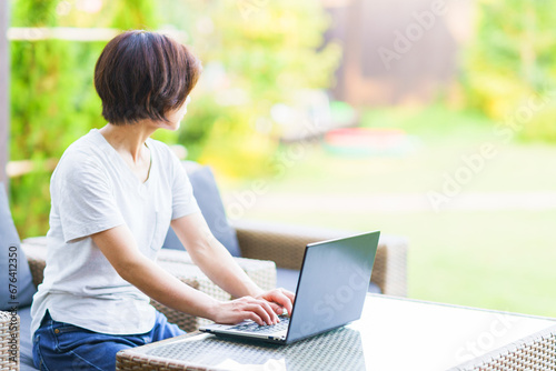 資産運用 を パソコン で行う 日本人 女性 【 投資女子 の イメージ 】 photo
