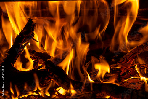 Brennendes Kaminfuer in einem Holzofen