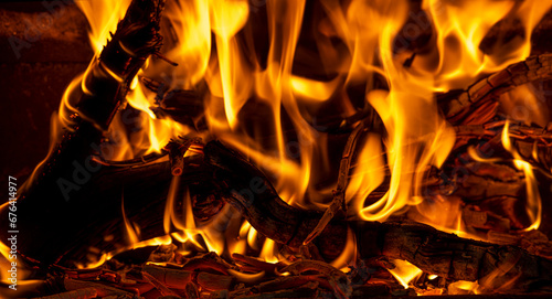 Brennendes Kaminfuer in einem Holzofen