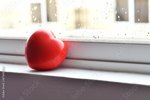 Corazón rojo en una ventana, espacio para texto al lado derecho. photo