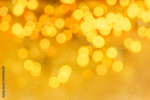 Verschwommene Lichterkette vor unscharfem Hintergrund.