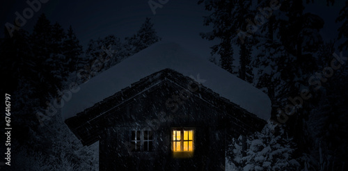 Verschneite Berghütte im Winter mit bleuchtetem Fenster