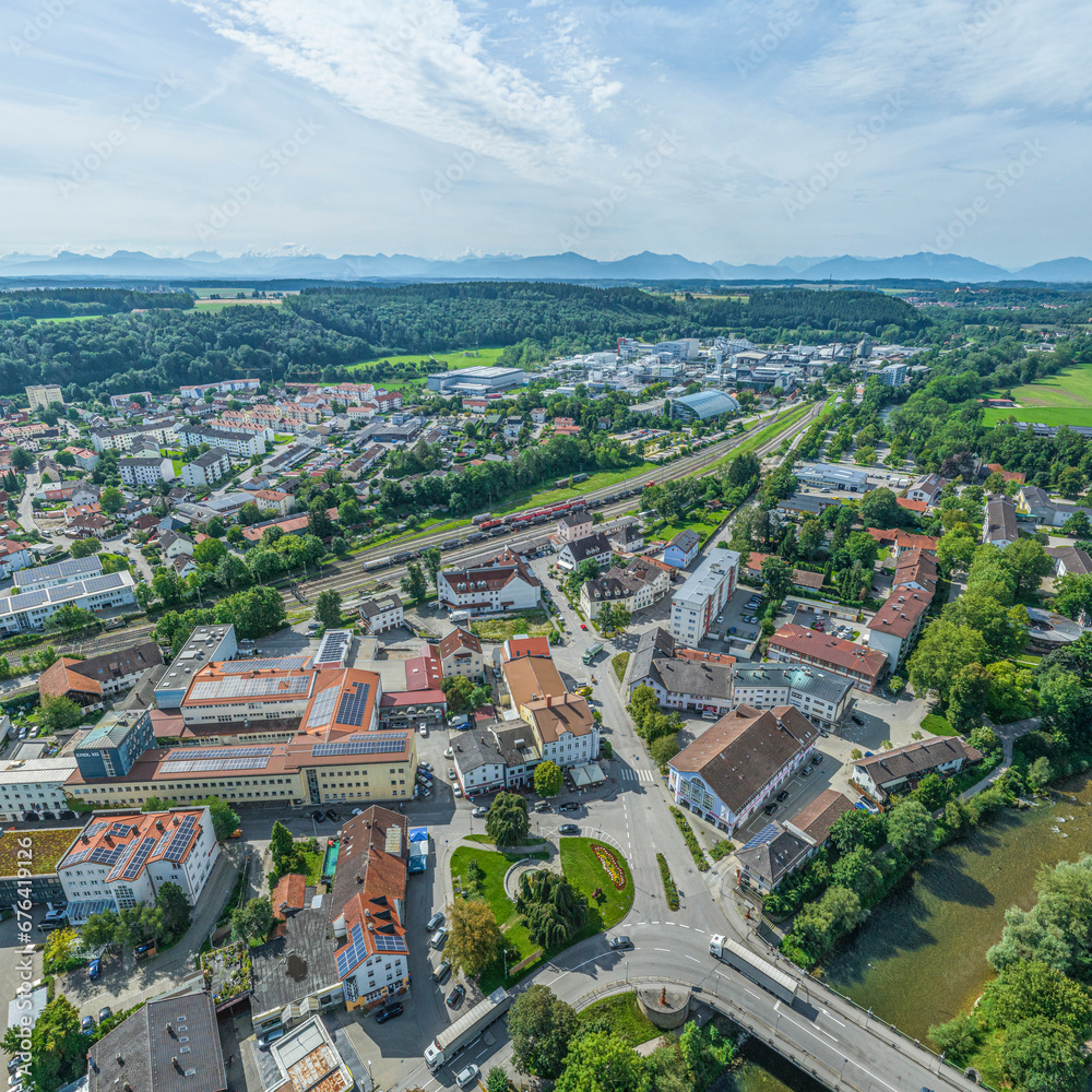 Die Stadt Trostberg im Tal der Alz im bayerischen Chemiedreieck von oben