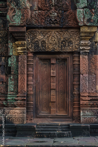 Une porte de bâtiment au Banteay Srei