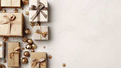 Vue du haut de cadeau de Noël, ambiance festive et hivernale. Couleurs beige, doré. Espace vide de composition pour conception et création graphique. photo