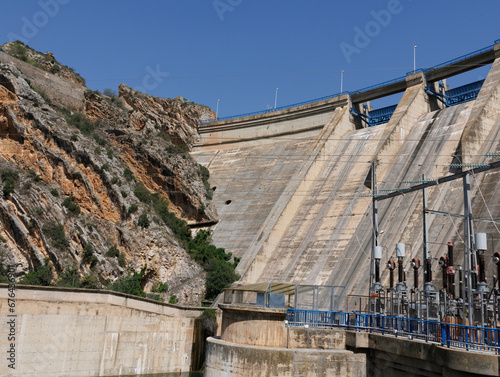 Hidroeléctrica en una presa en Cataluña, España