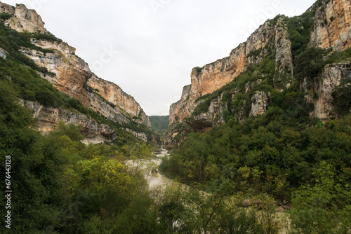Vista de la Hoz de Lumbier con el río Salazar entre rocas calcareas, Lumbier, Navarra, España.