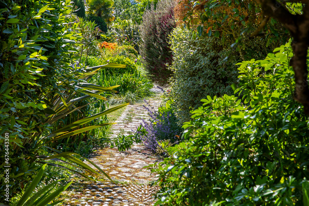 Obraz premium Jardin charmant paysagé au printemps.