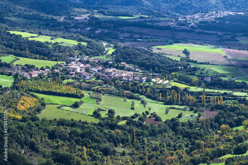 Vista aerea de Zudaire donde el nacimiento del Urederra desde la sierra de Urbasa, Navarra, España.
