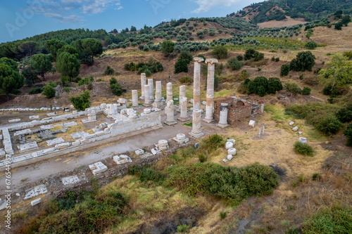 Obraz na płótnie The Temple of Artemis at Sardis, the fourth largest temple of the Ionic order in the world, is an ancient temple on the western slopes of the acropolis, below Mount Tmolos. w salonie