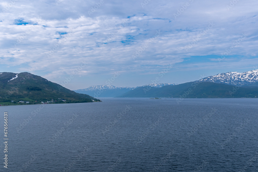 der magische Fjord Balsfjorden südlich von der Polarstadt Tromsö in Norwegen