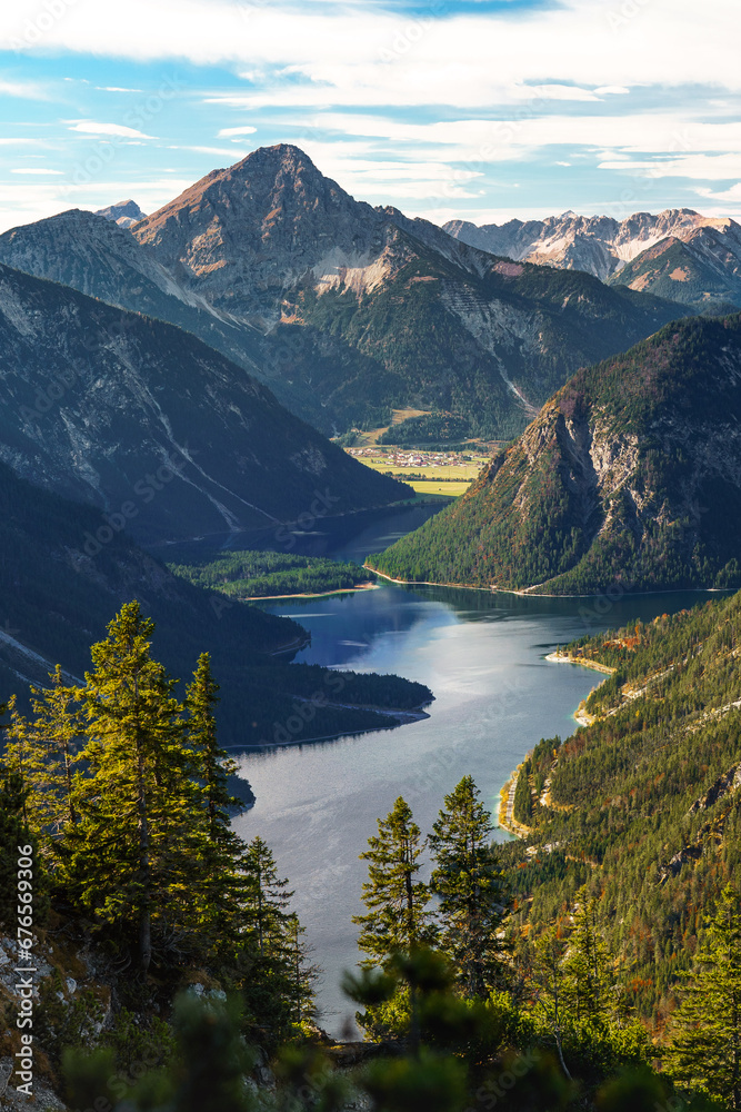 Fototapeta premium Der Plansee in Tirol, Österreiech. Von oben sieht er aus wie ein Fjord in Norwegen.