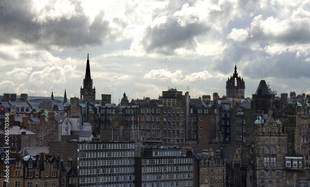 Edinburgh bei bewölktem Himmel