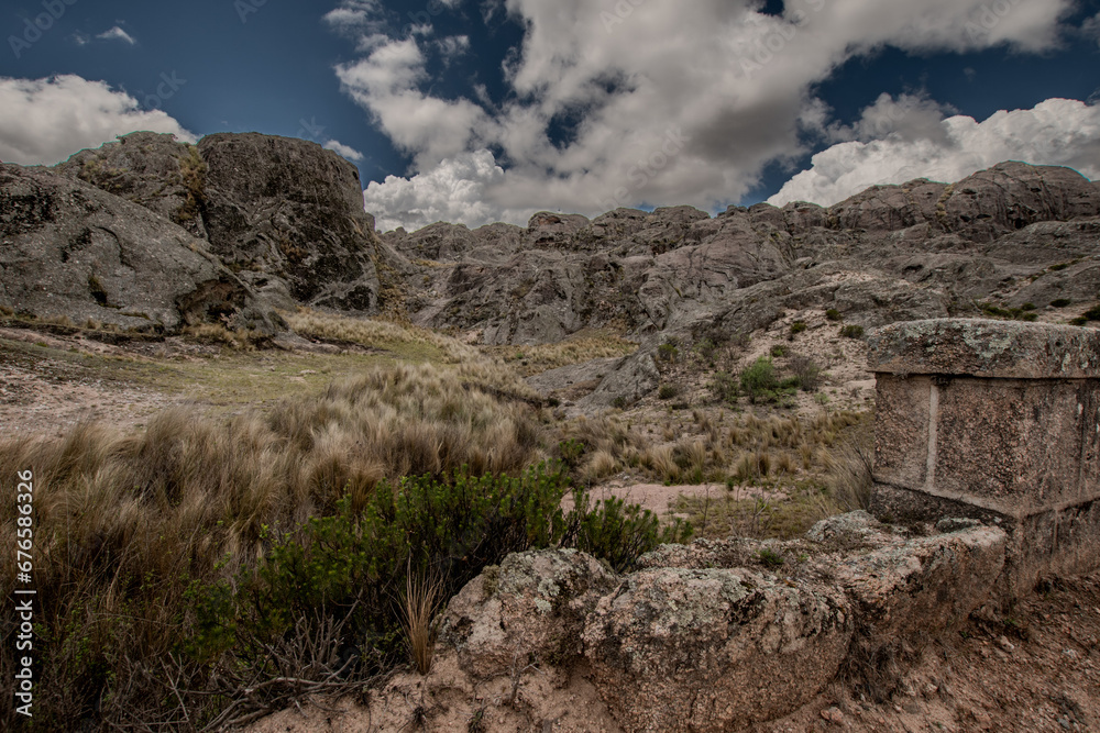 Paisaje montañoso en las sierras de Córdoba con caminos y puentes colgantes, Argentina