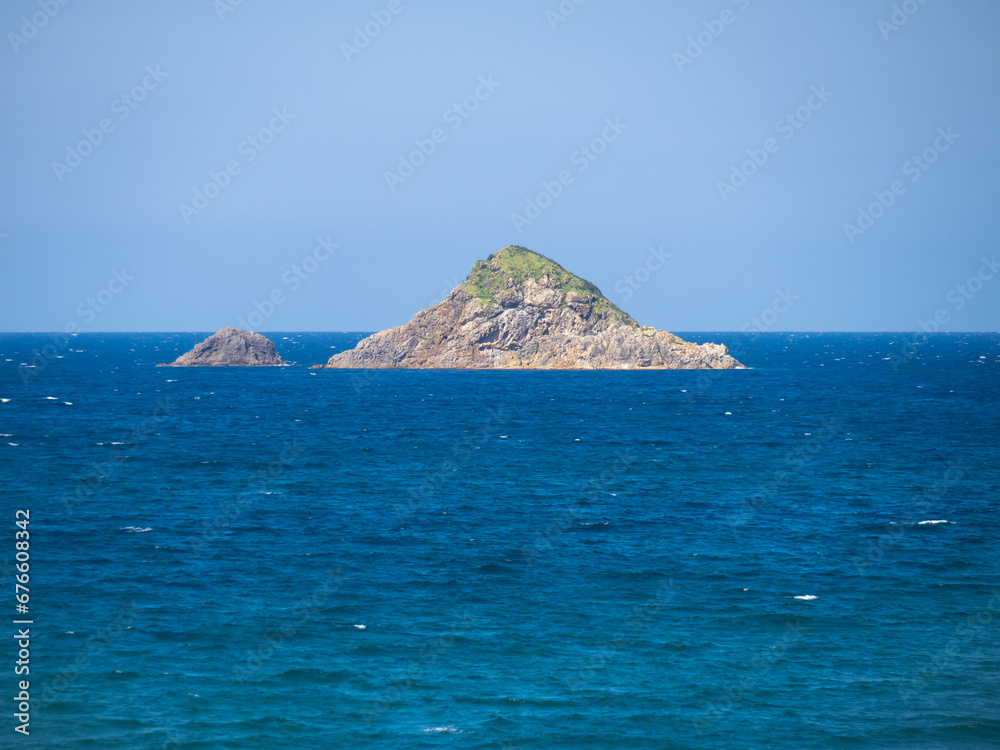Fototapeta premium 白兎海岸から見た大島(伏野大島)と夏の日本海の風景。(鳥取県鳥取市) 