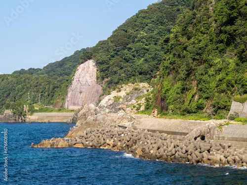 夏の穏やかな日本海(山陰海岸)の風景。兵庫県美方郡新温泉町の海岸、7月撮影。 