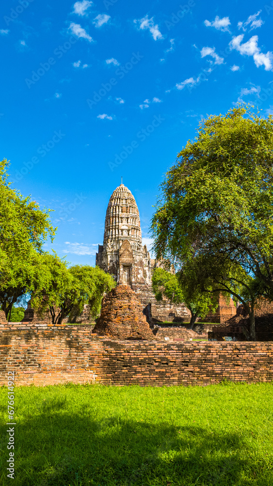 Ruins that are valuable and the beauty of the architecture of the Ayutthaya period..Wat Phra Ram in the Ayutthaya period was the capital.The atmosphere is like going back in time in a historical era
