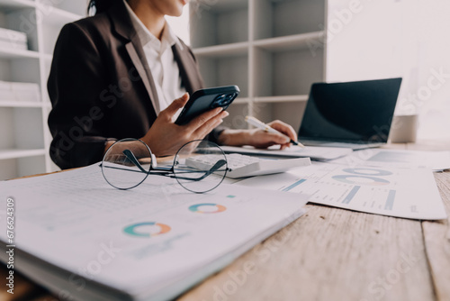 Tableau sur toile Real estate brokerage agent Deliver a sample of a model house to the customer, m