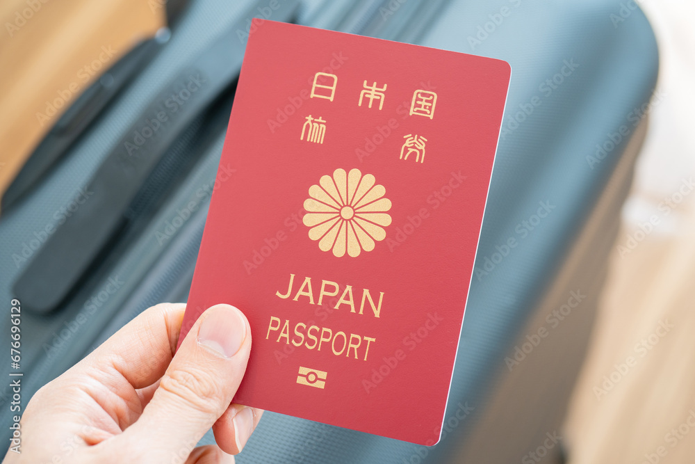 日本のパスポートを持つ手
