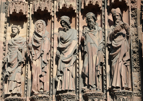 Tableau sur toile Ancient statues of religious and biblical characters in Strasbourg Cathedral in