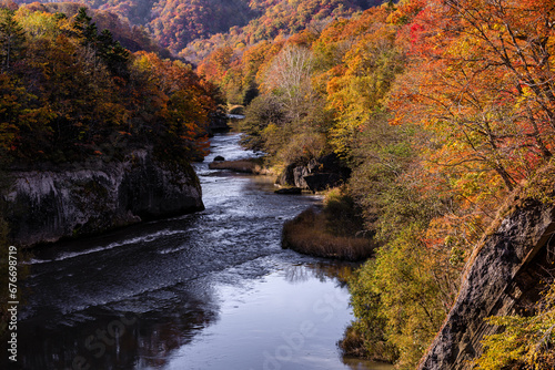 北海道夕張市、紅葉の滝の上公園と夕張川【10月】