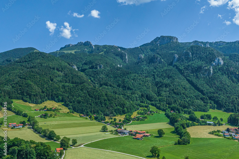 Ausblick von Aschau im Chiemgau zum Hausberg, der Kampenwand