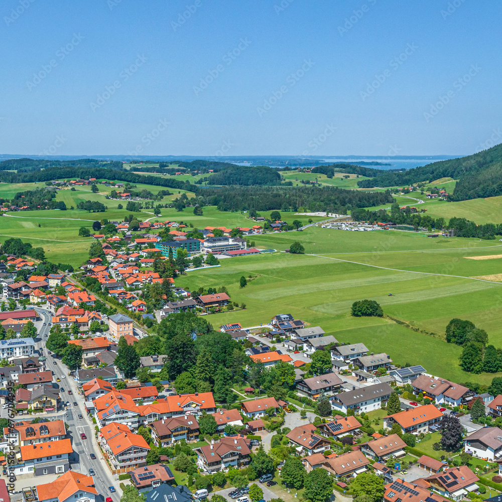 Aschau im Chiemgau von oben, Blick über den Bahnhof und die Kinderklinik zum Chiemsee