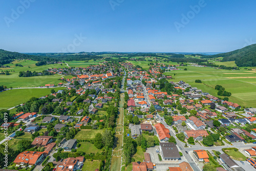 Die Gemeinde Aschau im Chiemgau im Luftbild, Blick über den Ort entlang der Prien
