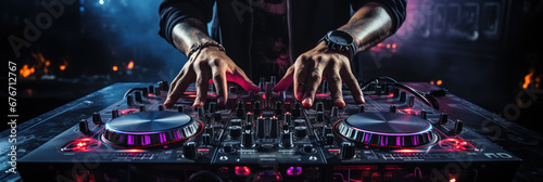 détail sur les mains d'un DJ en train de mixer sur des platines