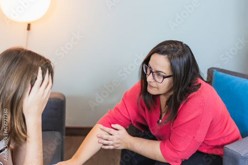 Fotografía Female psychotherapist comforting her adolescent patient in therapy