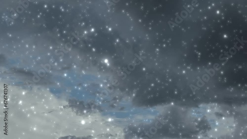 冬の寒そうな曇り空の背景　ゆっくりキラキラと輝きながら降り落ちる粉雪の雪片　クリスマス・山・雪山・ホリデー・遭難　 photo